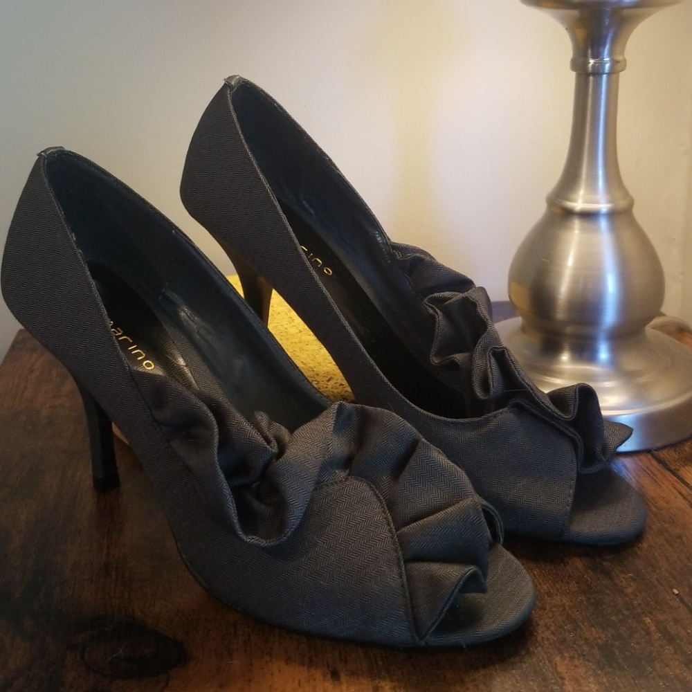 ANN MARINO Ruffled Heels